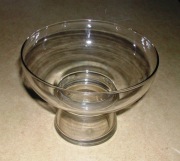 Szklany wazon bezbarwny.