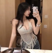 Top boho damski z frędzlami – ażurowy crop na lato