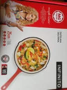MG HOME Infinito patelnia żeliwna 25cm 1,6l Magda Gessler