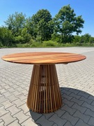 Stół okrągły Jeanette o średnicy 120cm z litego drewna tekowego.