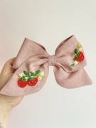 Lniana spinka haftowana kokardka truskawki