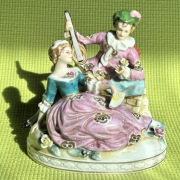 Figurka porcelanowa: Zalotnik. Figurka z białej porcelany, malowana