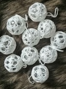 Biala bombka szydelkowa na choinke o średnicy 5 cm. Ozdoby na choinkę. 