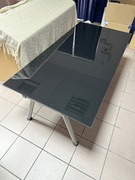 Biurko z regulowaną wysokością szklanego blatu