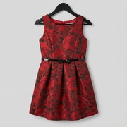 Sukienka Place na 5 lat czerwona w róże z paskiem