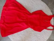 Czerwona sukienka na szyje, z szeroką taśma u dołu 