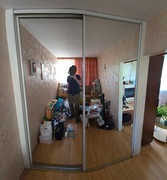 Drzwi przesuwne, lustrzane, na prowadnicach - od podłogi do sufitu