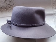 Kapelusz niebieski/fiołkowy 56 cm