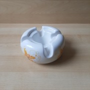 Podgrzewacz porcelanowy z motywem kwiatowym i kołami z lat 60-70 jak nowy