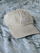 Minimalistyczna beżowa czapka z daszkiem białe serce haft urocza basic