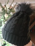 Czapka Zimowa Handmade – Klasyczny Warkocz z Pomponem
