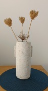 Wazon zrobiony technika paper mache na ciete jak i suche kwiaty.