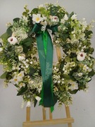 Wianek na drzwi  na bazie sztucznych liści eukaliptusa 