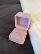 Różowe, liliowe welurowe pudełko na pierścionek zaręczynowy, biżuterię