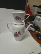 Porcelanowy dzbanek do kawy z filtrem.