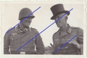 Wrzesień 39 - Niemcy podczas wygłupów - polski hełm + cylinder