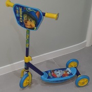 Niebieska hulajnoga z bohaterami uwielbianej przez dzieci bajki: PSI PATROL