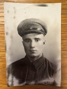 Zdjęcie żołnierza Armii Czerwonej, czapka, lata 30. XX wieku. (1300)   