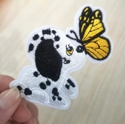 NASZYWKA NAKLEJKA ŁATKA MAŁY PIES Z MOTYLEM 1 SZTUKA