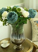 Wysoki szklany wazon, neo - klasyczny, postmodernistyczny, złoty kielich