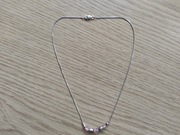 łańcuszek srebrny z koralikami srebrnymi i różowym