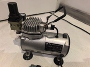 Dwa areografy z kompresor em i farbami 