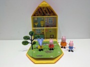 Tm Toys Świnka Peppa Domek i ogródek Świnki Peppy 06156 mama świnka George