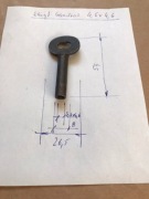 Kluczyk starodawny zegara kwadrat 4,6x4,6 mm trzpień fi 8 mm