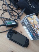 PSP (bez baterii) + 6 gier w pudełkach + oryginalna ładowarka + pokrowiec