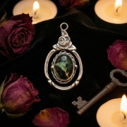 Srebrna Róża z Zielonym Klejnotem – Wisior Vintage (Srebro 835)