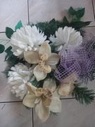 Wiązanka sztuczna na podkładzie zielonym