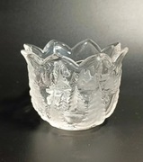 Szklana cukiernica świecznik w świątecznym zimowym klimacie vintage