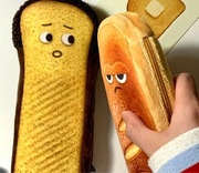 piórniki bagietka,bochenek chleba i kromka chleba