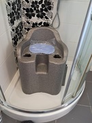 nowe krzesełko pod prysznic dla osoby starszej lub ograniczonej ruchowo