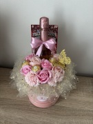 Luksusowy flower box z mini prosecco, Ferrero i zdrapką – prezent handmade