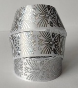 Biała satynowa wstążka ze srebrnym holograficznym wzorem