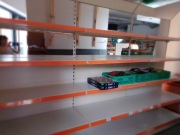 Regały sklepowe i lodówka jedno drzwiowa