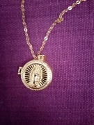 Łańcuszek z medalikiem z wizerunkiem MB z Gwadelupe w kolorze złotym. 