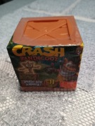 Crash bandicot tajemnicza skrzynka z figurką 
