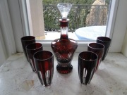 KRYSZTAŁ KARAFKA Z KIELISZKAMI BORDOWA, W KOLORZE BURGUNDU, CZERWONEGO WINA