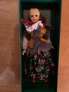 Lalka w stroju regionalnym z porcelany