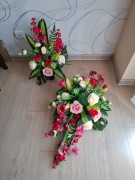 Stroik na cmentarz z bukietem 