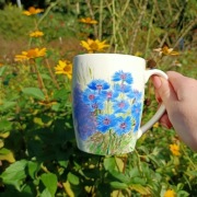 Kubek ręcznie malowany z "chabrami", personalizacja, porcelana 349 ml 