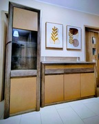 Zestaw mebli: Komoda, witryna, 4 półki wiszące.