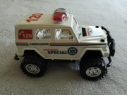 Duży samochód auto z napędem karetka ambulans