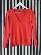 Pomarańczowy sweter z głębokim dekoltem V – klasyka w żywym kolorze