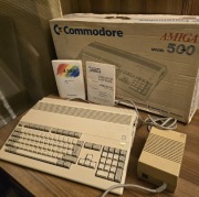 AMIGA 500 BOX z zasilaczem i 2 ksiazkami.      