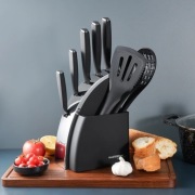 Noże i łyżki na stojaku  MasterPan - wygodny zestaw do kuchnii