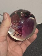 Szklany przycisk do papieru