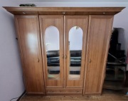 Duża szafa z podświetleniem